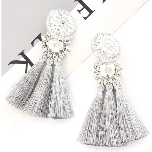 ✨SILVER ON SILVER VINTAGE LOOK BETTY TASSLEEARRING - Picture 7 of 8